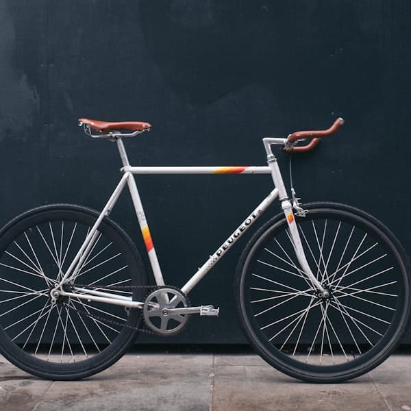 Une bicyclette appuyée contre une bordure de trottoir