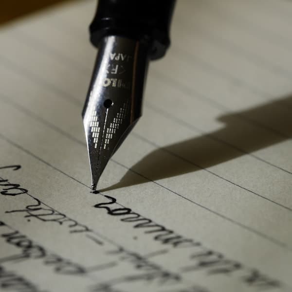 Une note manuscrite sur du papier plié