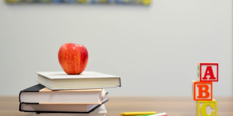 Un carnet téléphonique écrit à la main par un enfant